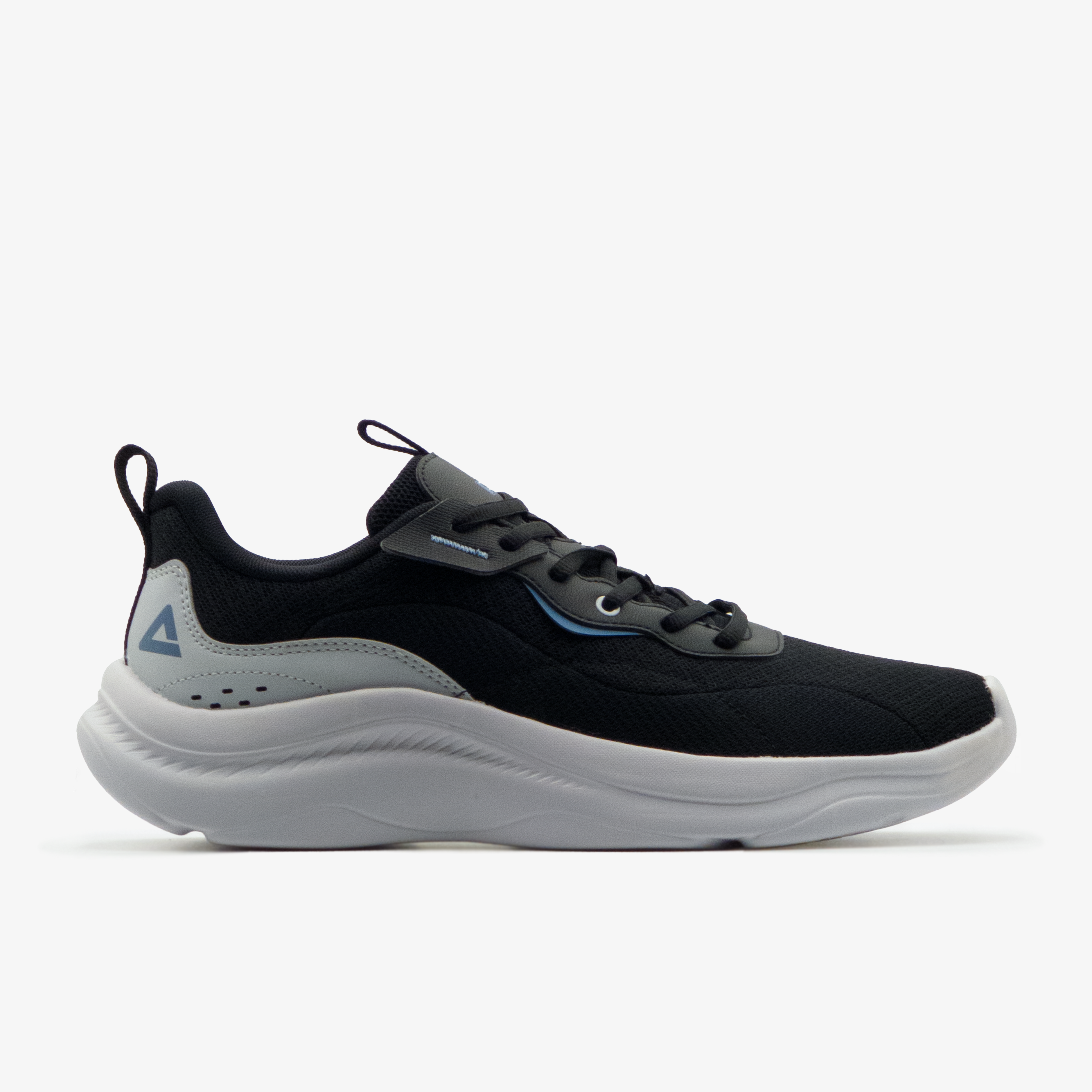 CROSS TRAINING SHOES