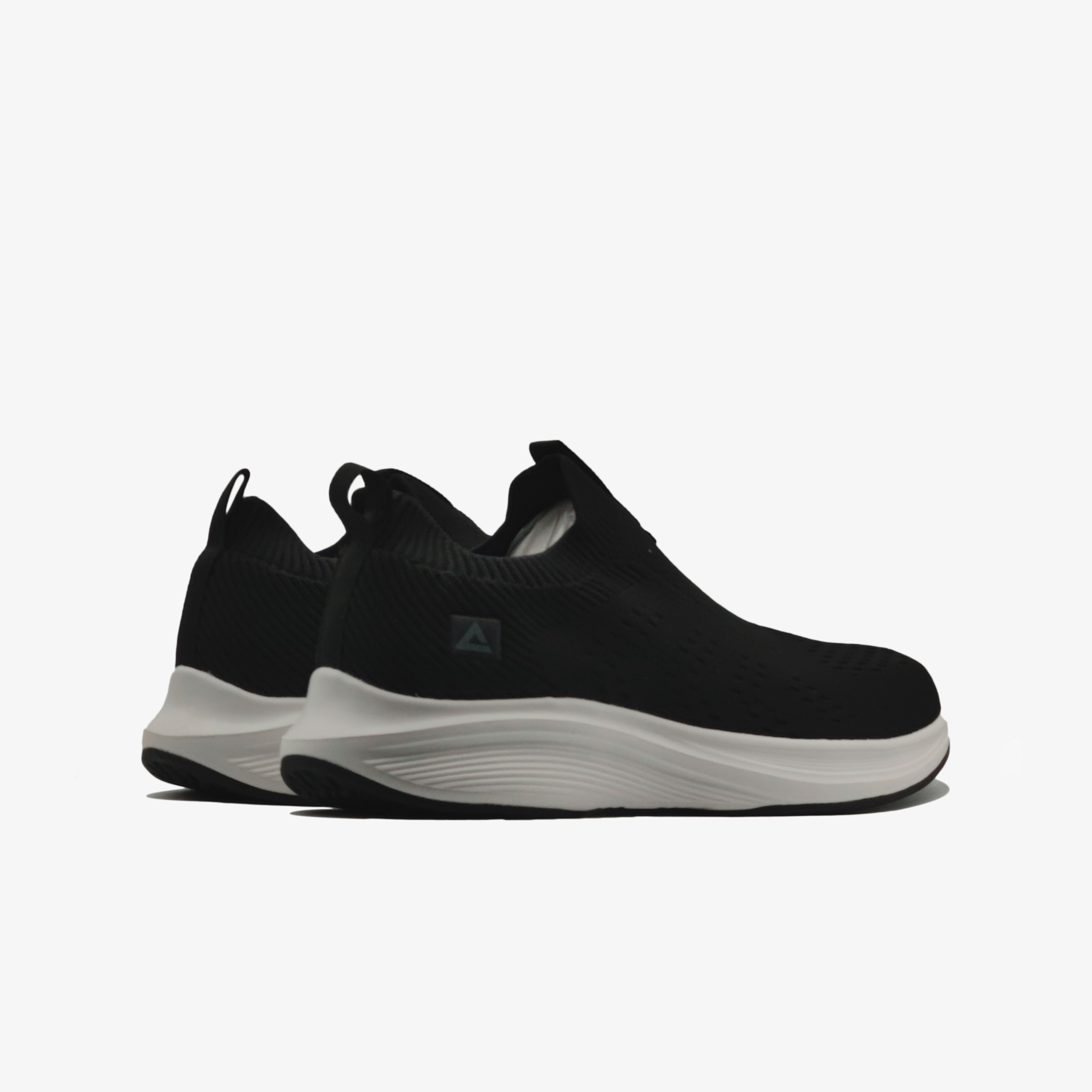 Sports Shoes	BLACK/WHITE